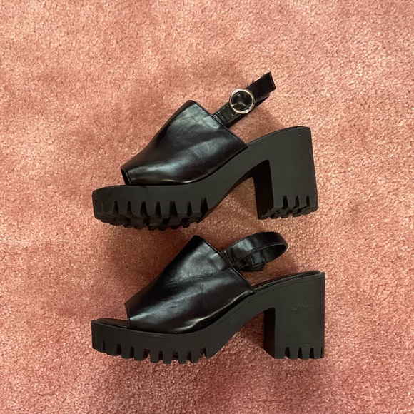 Shoes - platform sandals black perfect for summer!